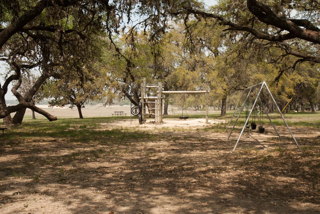 Medina Lake Camping Resort Cabin 3 Lakehills Εξωτερικό φωτογραφία